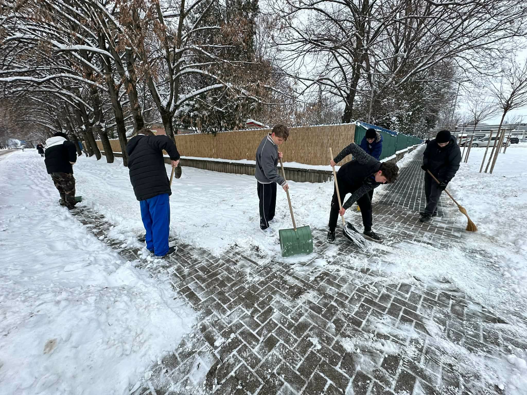 Székesfehérvári SZC_Székesfehérvári SZC Váci Mihály Technikum, Szakképző Iskola és Kollégium_hóeltakarítás Gyöngyvirág óvoda előtt01_20260107.jpg