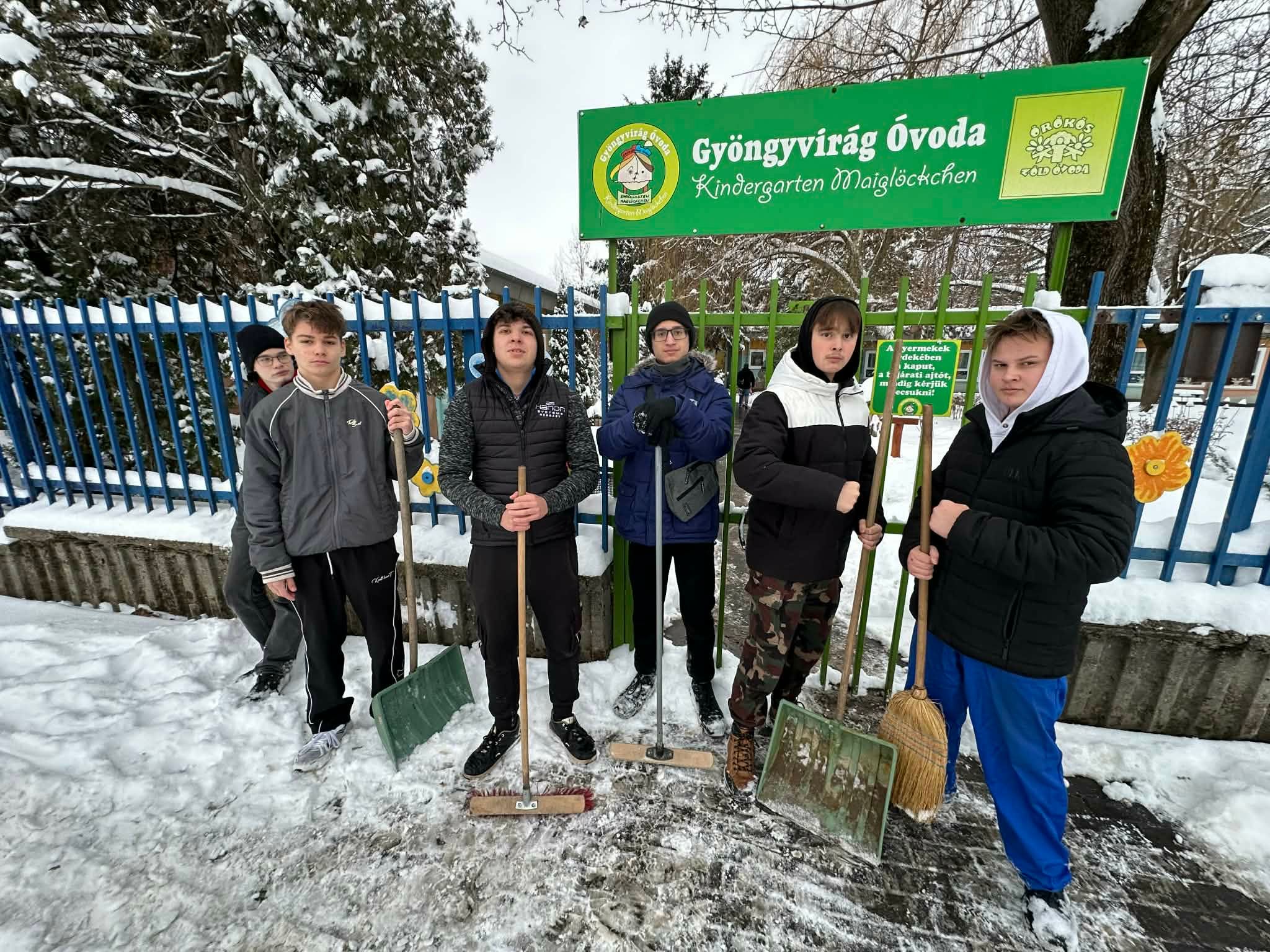 Székesfehérvári SZC_Székesfehérvári SZC Váci Mihály Technikum, Szakképző Iskola és Kollégium_hóeltakarítás Gyöngyvirág óvoda előtt02_20260107.jpg